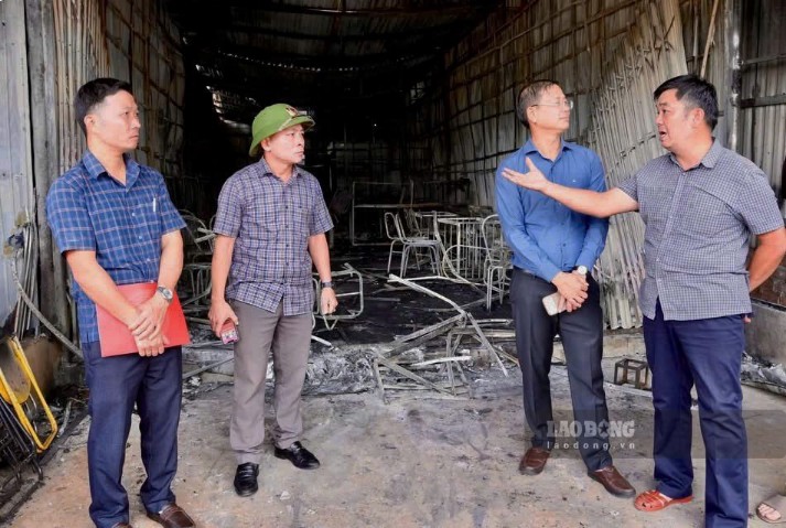 Lãnh đạo địa phương thăm hỏi, động viên các hộ dân bị thiệt hại do vụ cháy gây ra. Ảnh: Phúc Khánh