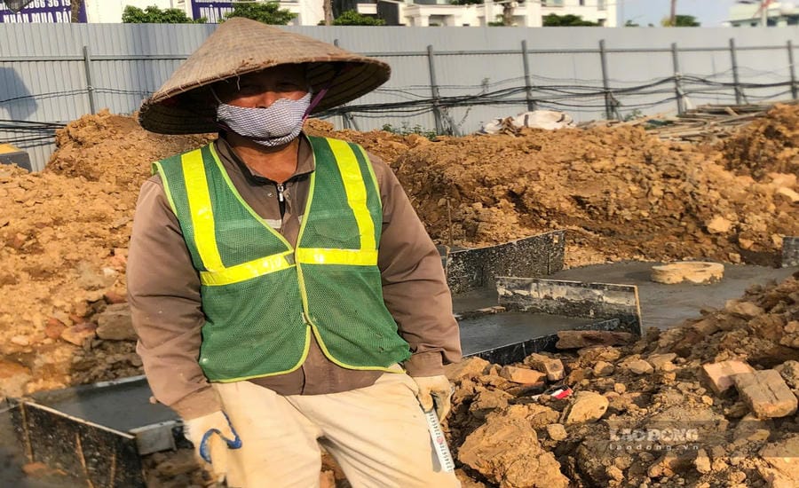 Mr. Bui Van Hanh (53 years old, from Hai Hau commune, Ninh Binh province) is currently a steel structure installation worker at a construction site in Thuong Phuc commune (Hanoi). Photo: Quynh Chi taken on August 21, 2026.