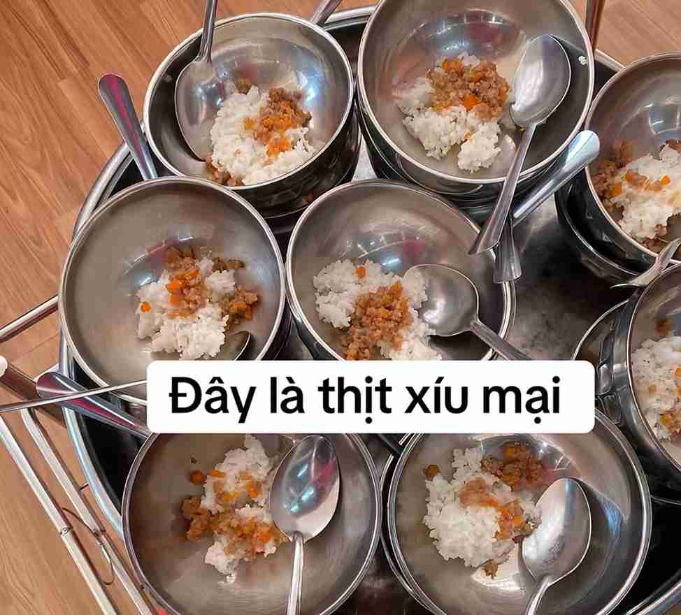 Les autorités compétentes ont vérifié les repas de maternelle avec peu de viande à l'intérieur du bol de riz. Photo prise en août 2026: Văn Trí