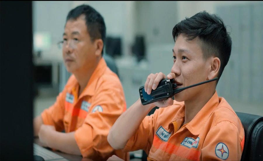 Mr. Ho Quang Sinh is coordinating to test the control system of Phu My 1 Thermal Power Plant. Photo: Character provided