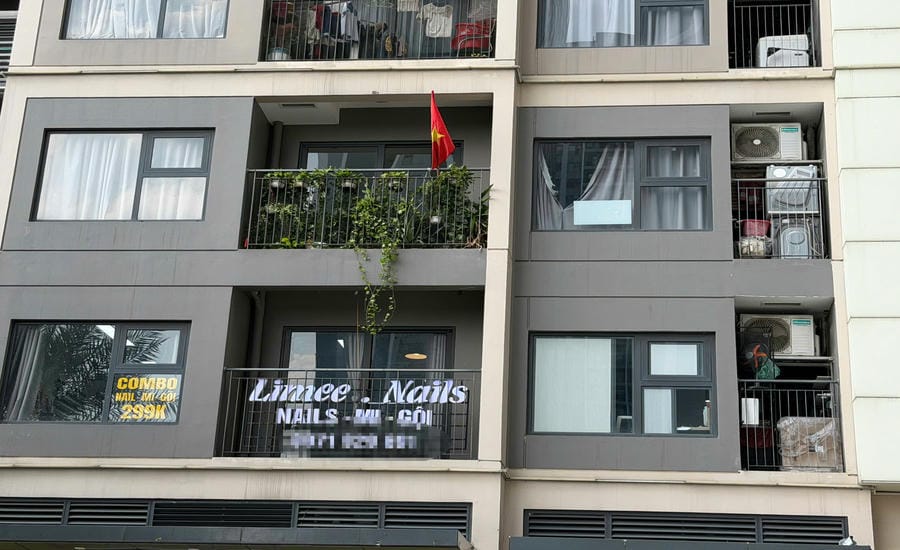 An apartment in an urban area in Tay Mo ward hangs a sign for business of hair washing and beauty services. Photo: Cao Nguyen taken on September 7