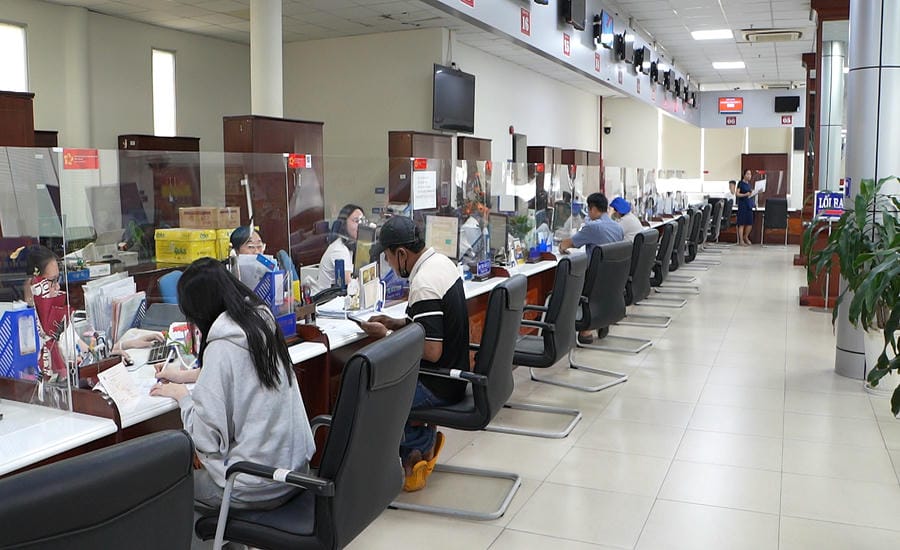 People come to receive results at the Tay Ninh Provincial Public Administration Service Center. Photo: E-Portal of Tay Ninh Provincial Police informs on September 7