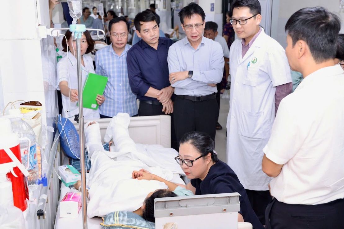 Cô giáo Hoàng Thị Hiền hiện đang được điều trị tích cực tại Bệnh viện Hữu nghị Việt Đức (Hà Nội). Ảnh: Bộ GDĐT cung cấp  