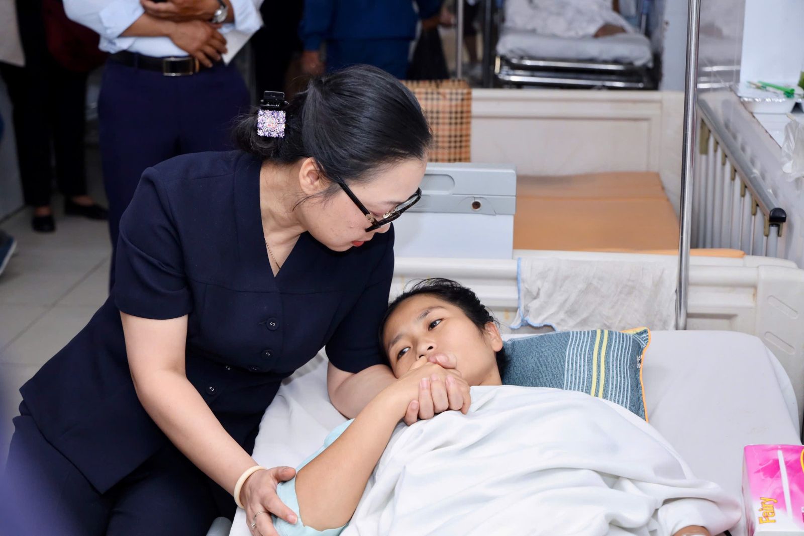 Deputy Minister Nguyen Thi Quyen Thanh visits and encourages teacher Hoang Thi Hien. Photo: Ministry of Education and Training provided
