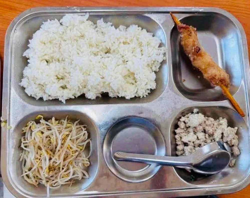 Suất cơm bán trú ngày 7.9 của học sinh Trường Tiểu học Trung Giã (Hà Nội). Ảnh: Phụ huynh cung cấp 
