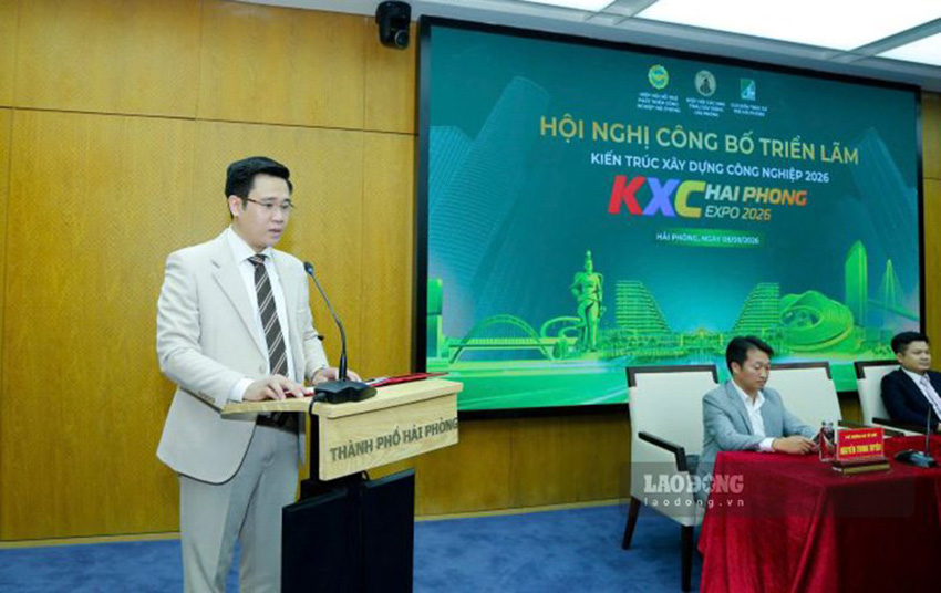 하이퐁 건설 계약자 협회 회장 응우옌테마잉이 9월 8일 오후 하이퐁 KXC 엑스포 2026에 대한 정보를 제공합니다. 사진: 민훙