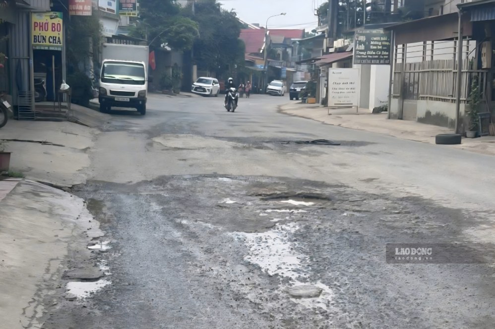 Provincial road 316 running along the Da River has deteriorated. Photo taken in September 2026: To Cong