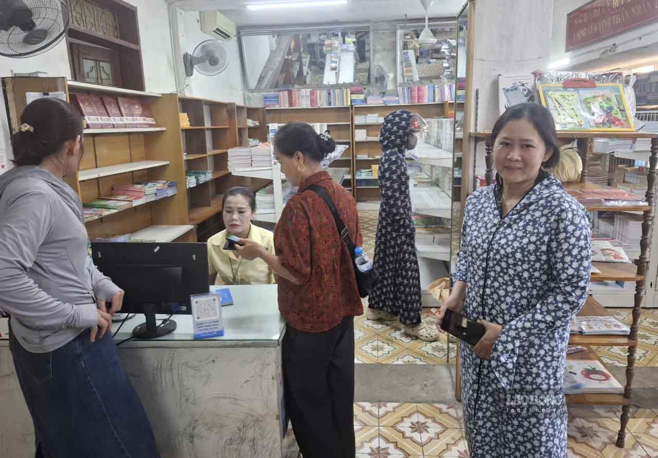 Chị Tú (ngoài cùng bên phải) chia sẽ về việc chưa mua đủ sách giáo khoa cho con. Ảnh chụp chiều 8.9. Ảnh: Trần Tuấn