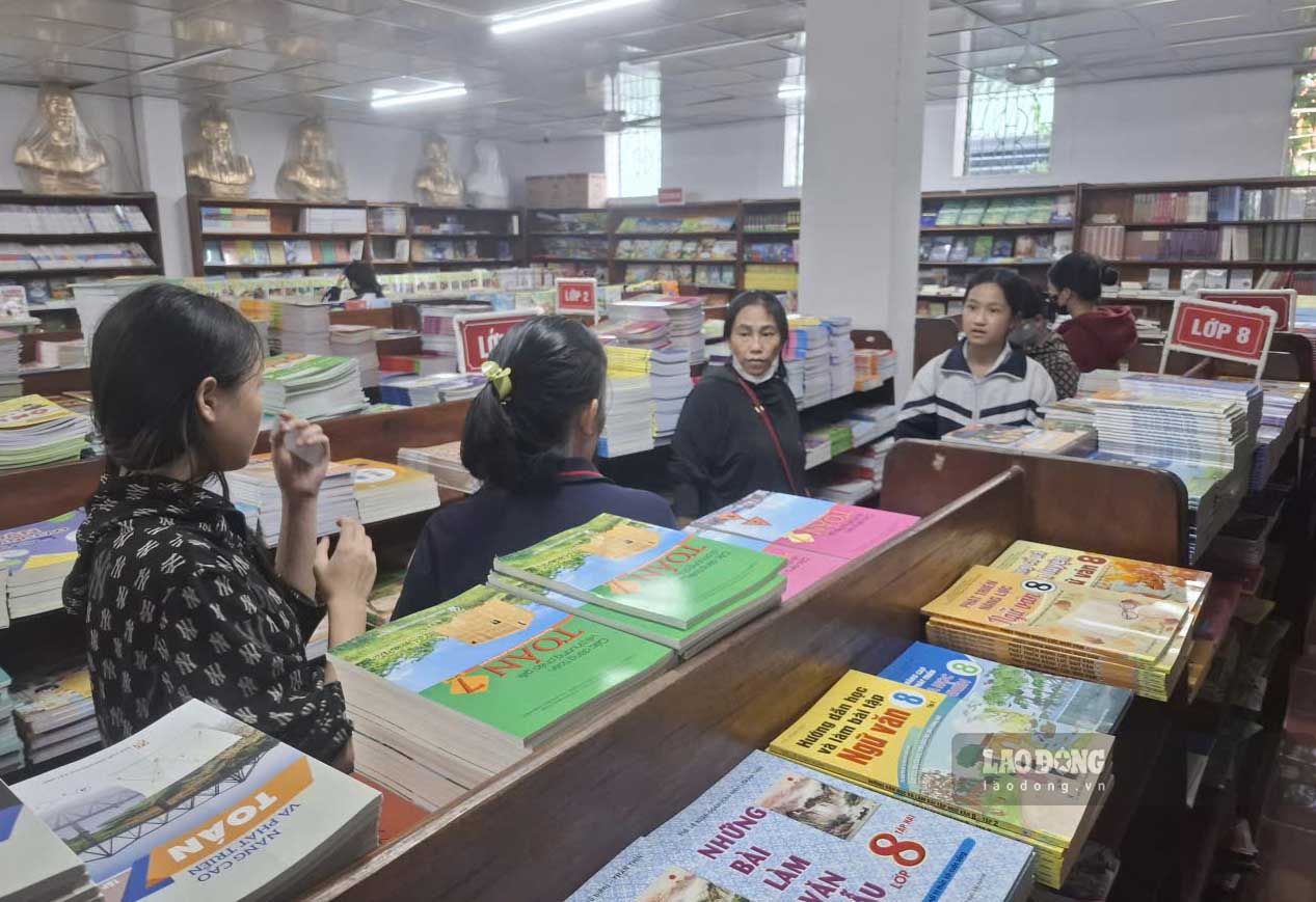 Many parents and students come to buy books and notebooks at Ha Tinh School Equipment - Book Joint Stock Company. Photo taken in the afternoon of September 8. Photo: Tran Tuan