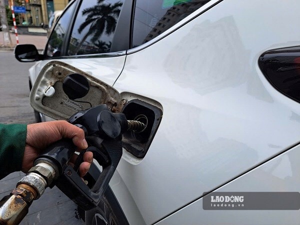 World gasoline and oil prices continue to rise. Photo: Ha Vy (taken in July 2026).