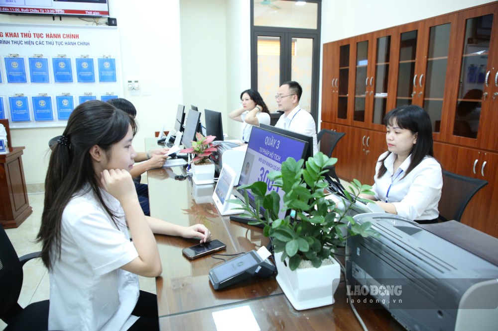 When salary reform is implemented, the new salary system will be built based on job positions. In the photo, people are resolving administrative procedures in Cau Giay ward, Hanoi in April 2026. Photo: Pham Dong