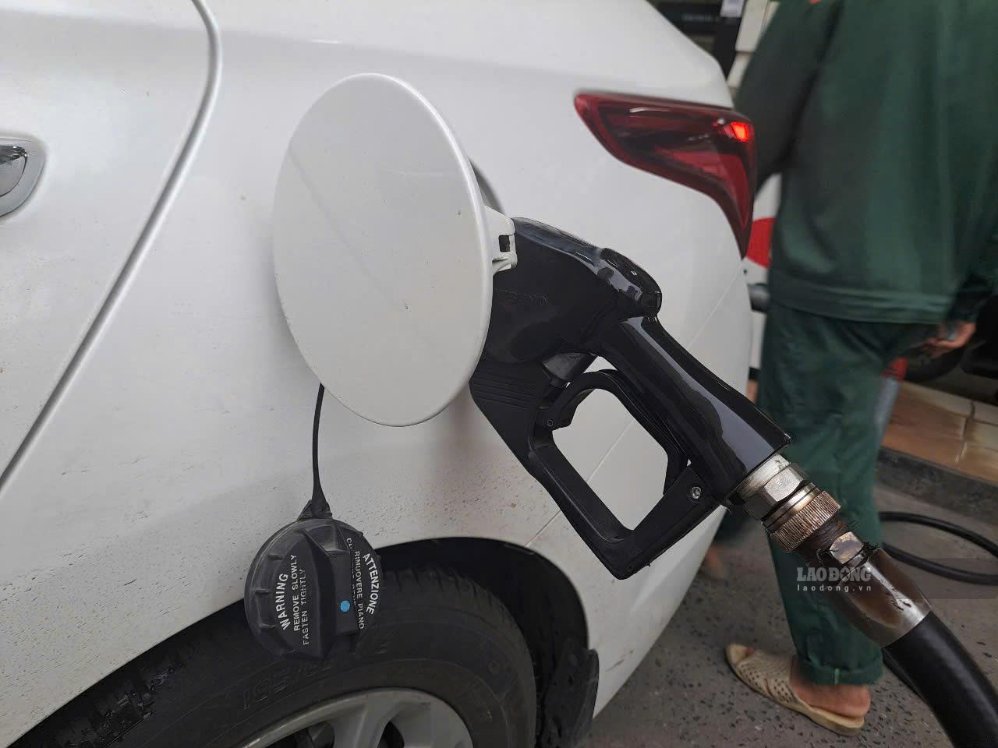 Retail gasoline and oil prices today, September 9th, are applied according to the price adjustment on September 3rd. Photo: Luc Giang
