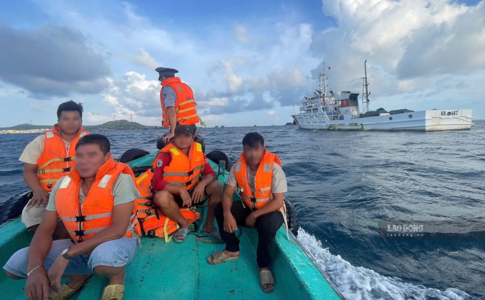 Fishermen are transferred by functional forces using small boats from fishing boats to shore on Phu Quy island, morning of September 9. Photo: Bich Dung