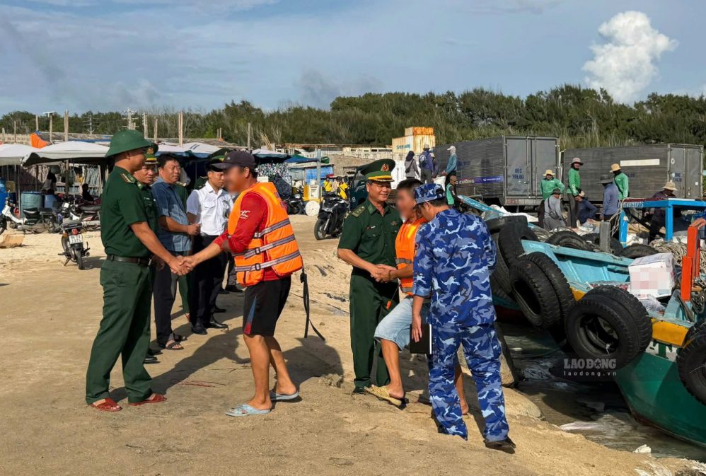 Ngư dân cập bờ tại đảo Phú Quý được lực lượng chức năng và người thân chờ đón. Ảnh: Bích Dung