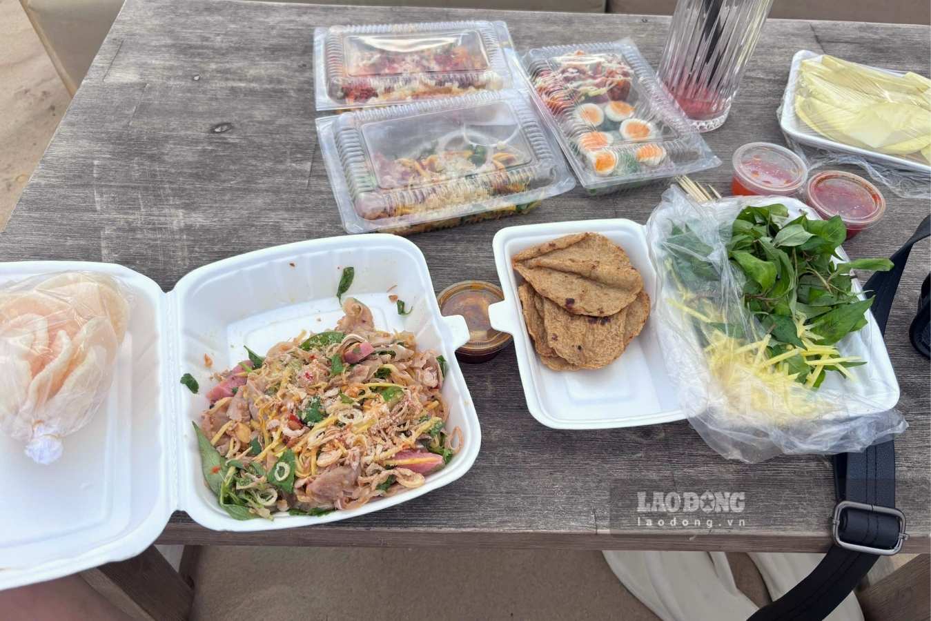 Chả cá cuốn lá rau răm thơm nức, vị dai ngọt của chả cá hòa cùng mùi rau răm đặc trưng, chấm nước mắm càng thêm đậm đà. Ảnh: Linh Đan