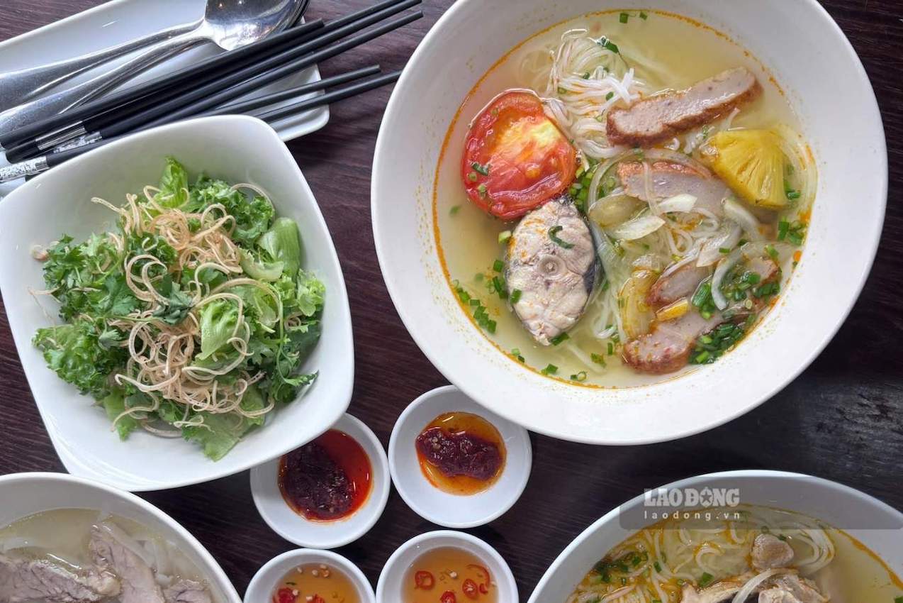 Tô bún cá nóng hổi với nước dùng thanh ngọt, chả cá dai mềm, mang hương vị đặc trưng của phố biển. Ảnh: Linh Đan