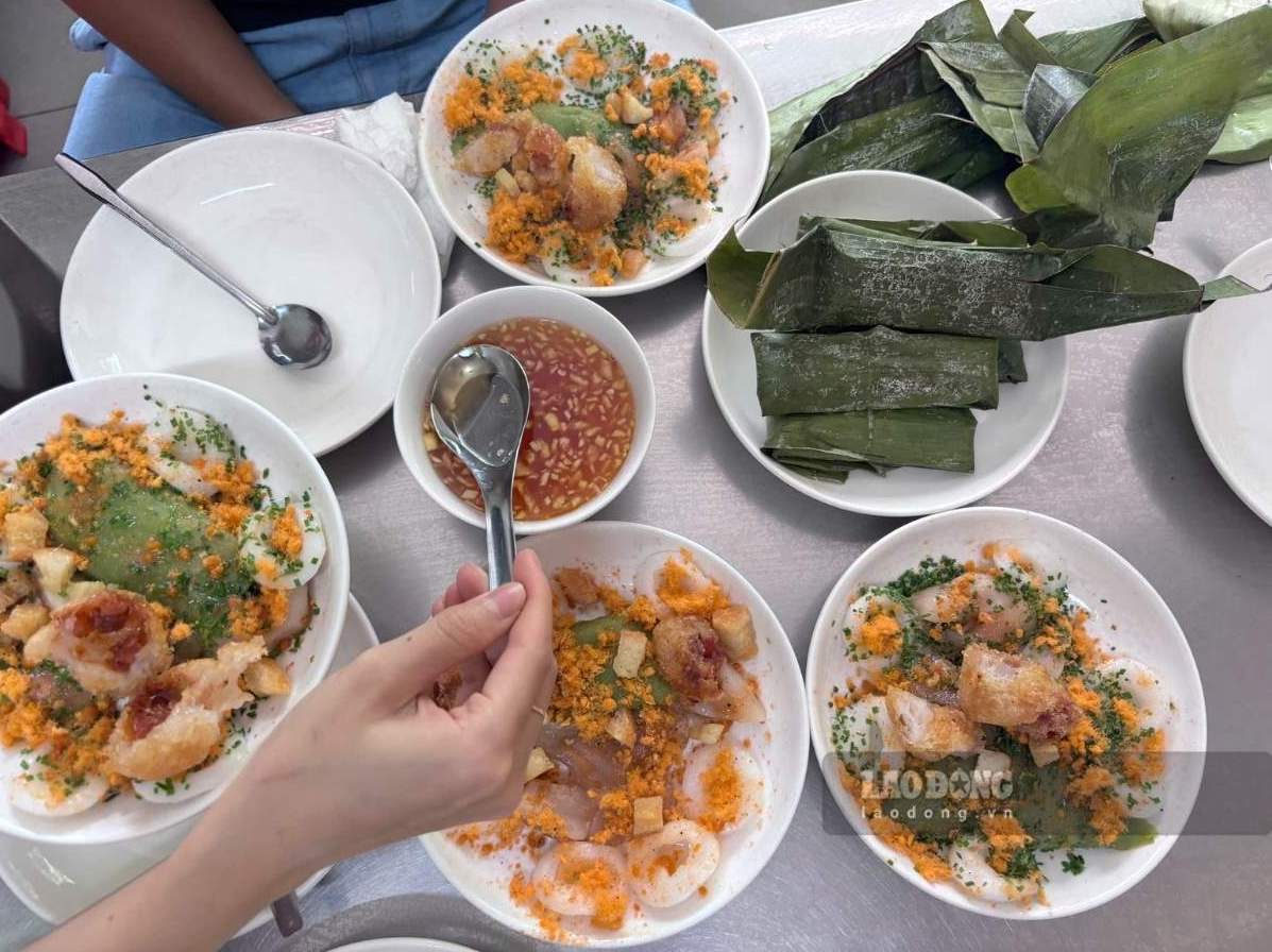Quy Nhon banh beo plate is soft and smooth, covered with shrimp paste and peanuts, served with rich fish sauce. Photo: Linh Dan