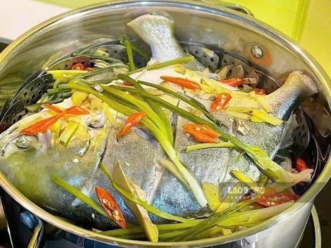 Steamed fish is one of the foods good for the liver and intestines. Photo: Quang Minh.