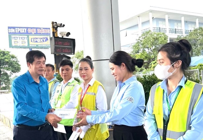 Ông Phạm Hoài Phương, Chủ tịch Công đoàn Xây dựng Việt Nam trao quà tới đoàn viên, người lao động Công ty Cổ phần Đầu tư và Xây dựng Giao thông Phương Thành. Ảnh: Công đoàn Xây dựng Việt Nam