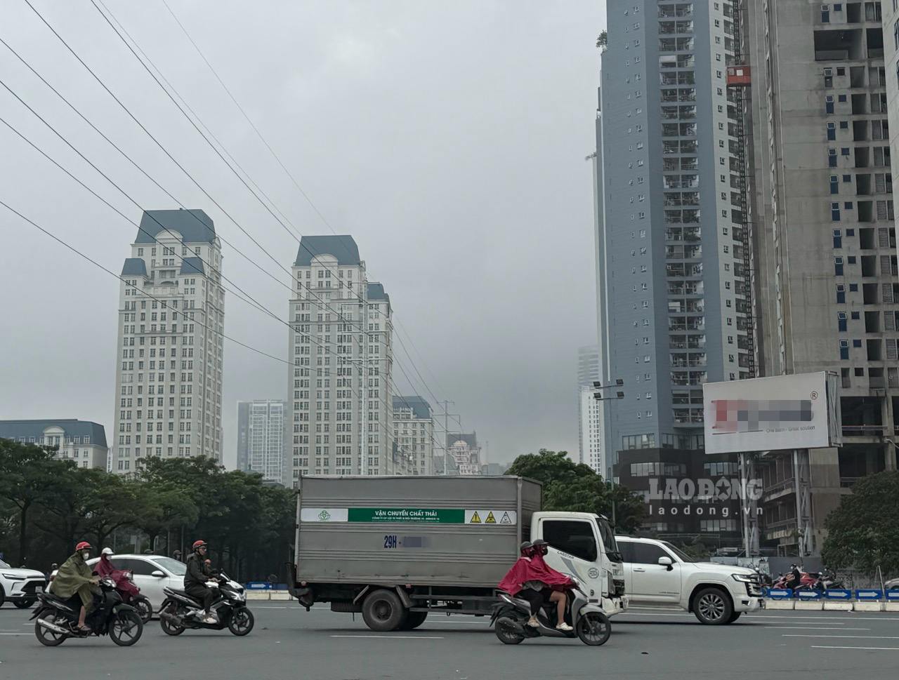 At times, high-rise buildings in Hanoi are covered by a layer of mist, fine dust, and air is polluted. Photo: Thuy Linh (taken on August 28, 2026 in the Le Duc Tho street area, Hanoi)