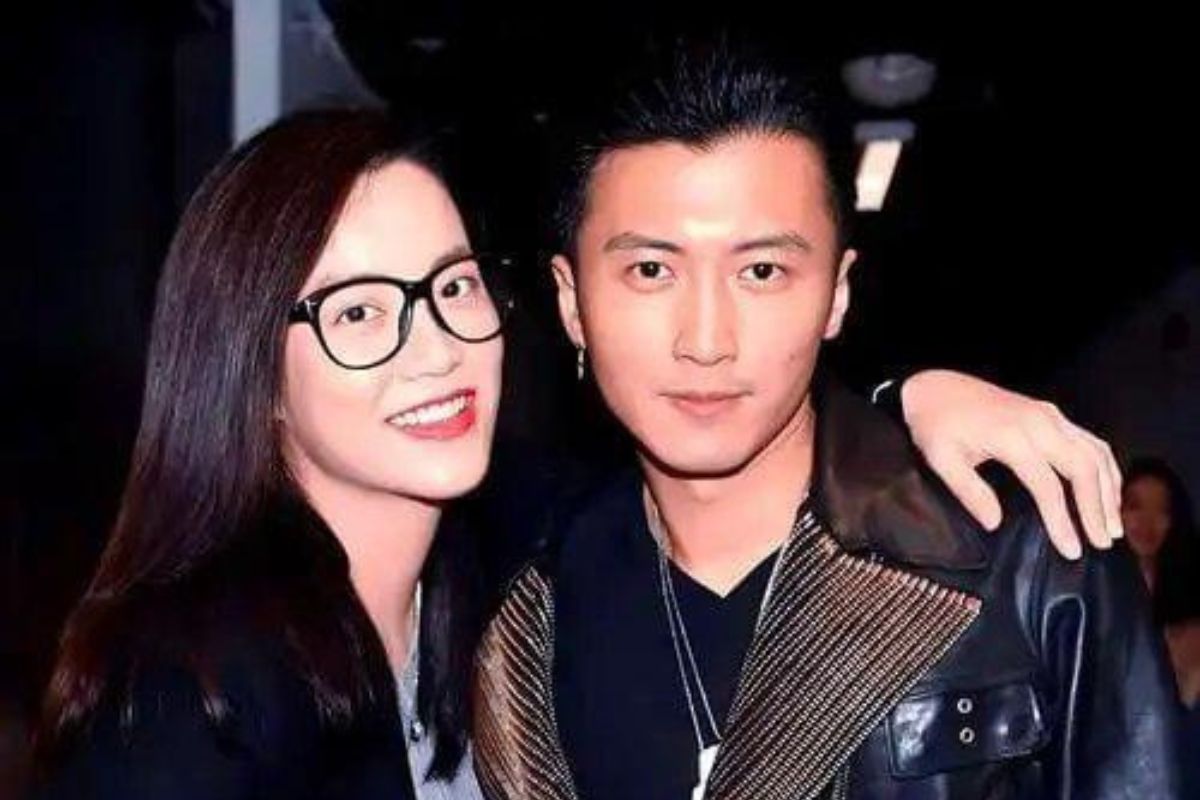 Hoac Van Hy is a female manager who has accompanied Ta Dinh Phong from the early days of his career to now. Photo: Xinhua