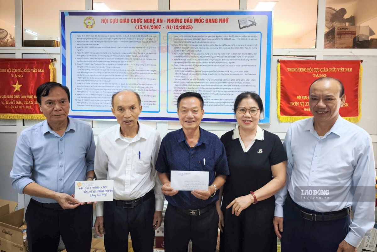 On September 9, representatives of the Minh Chau Commune Former Teacher Association presented 5 million VND to support teacher Hoang Thi Hien. Photo: Quang Dai