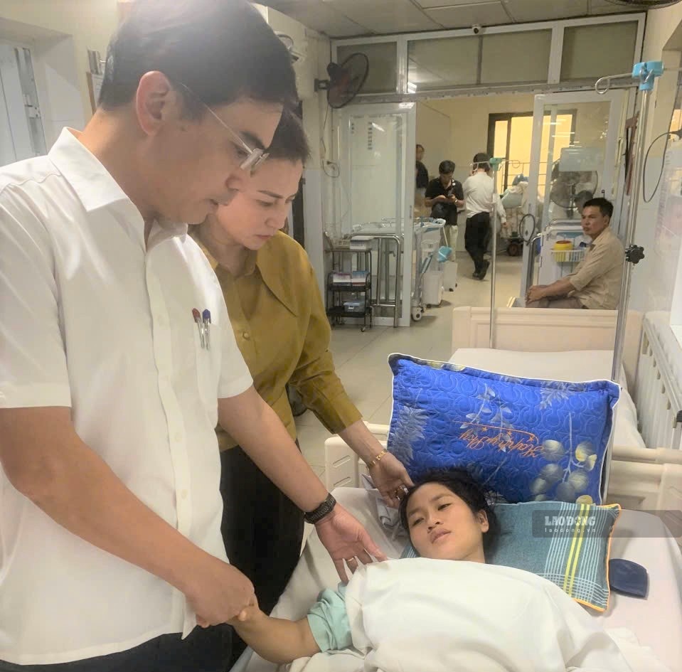 TS Nguyễn Văn Khoa - Giám đốc Sở GDĐT Nghệ An thăm hỏi, động viên cô giáo Hoàng Thị Hiền tại Bệnh viện Hữu nghị Việt Đức ngày 8.9.2026. Ảnh: Duy Chương