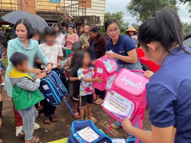 Công đoàn phối hợp trao quà cho các em học sinh khó khăn. Ảnh: Công đoàn Pleiku