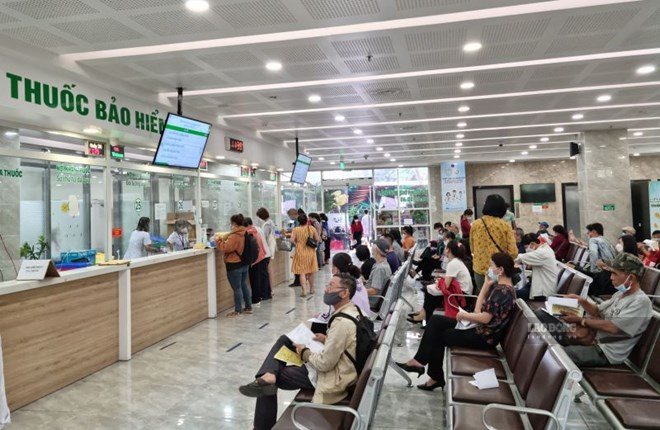 People who are entitled to implement the staff streamlining policy when in the year immediately preceding or in the year of implementing the staff streamlining consideration, the total number of working days off due to illness is equal to or higher than 200 days, with confirmation from the social insurance agency paying sickness allowance according to regulations. Photo: Nam Duong