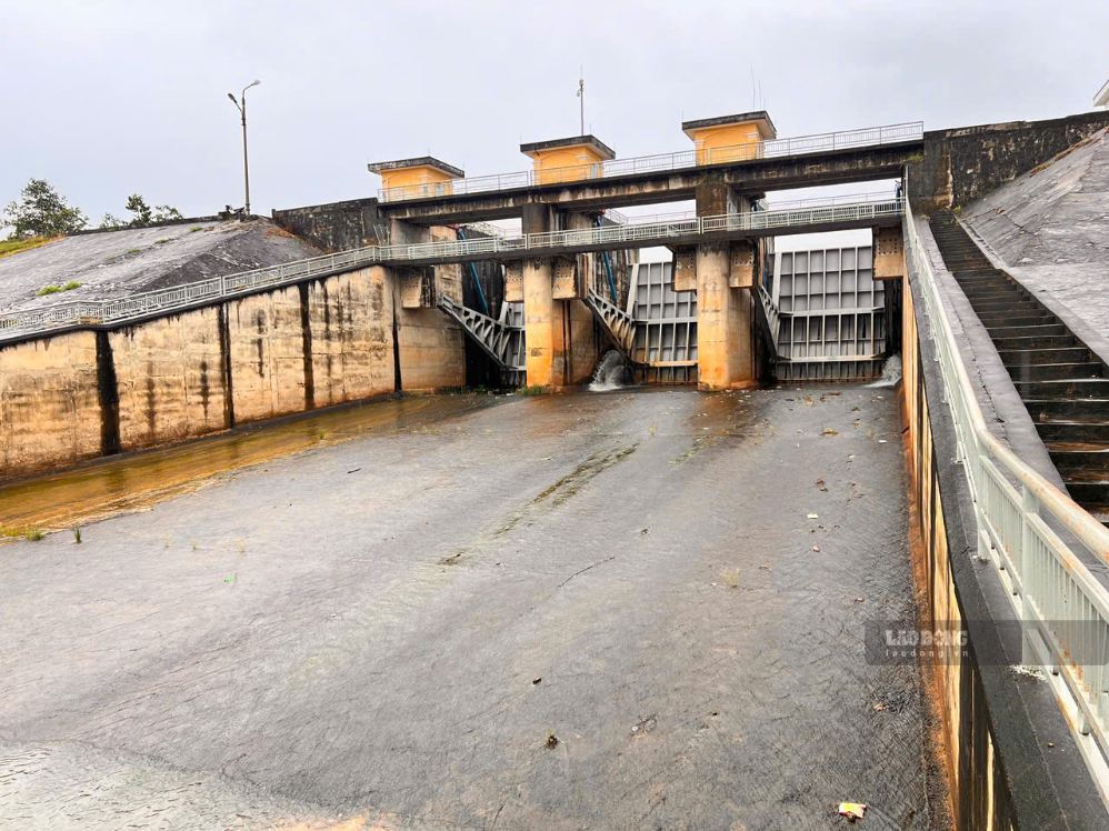 Ea Sup Irrigation Branch (Dak Lak province) will regulate water through the spillway of Ea Sup Thuong Lake and Ea Sup Ha Lake due to prolonged heavy rain. Photo: Bao Trung (taken on September 9, 2026)