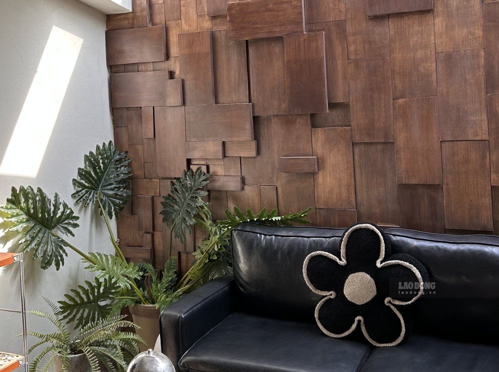 Airy living space, with light and green trees, helps create a comfortable and fresh feeling. Photo: Ha May