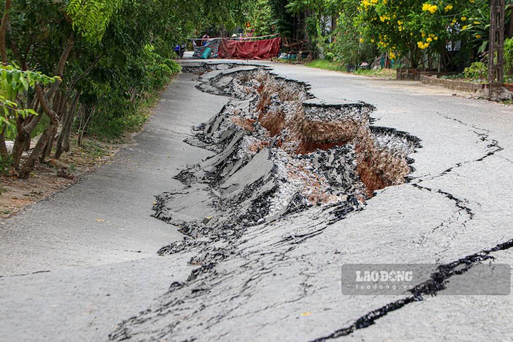 The inter-commune road section through Thach Tan village has many large cracks, the road surface is seriously subsided. Photo recorded on July 28, 2026, has not been repaired to date. Photo: Nguyen Luan