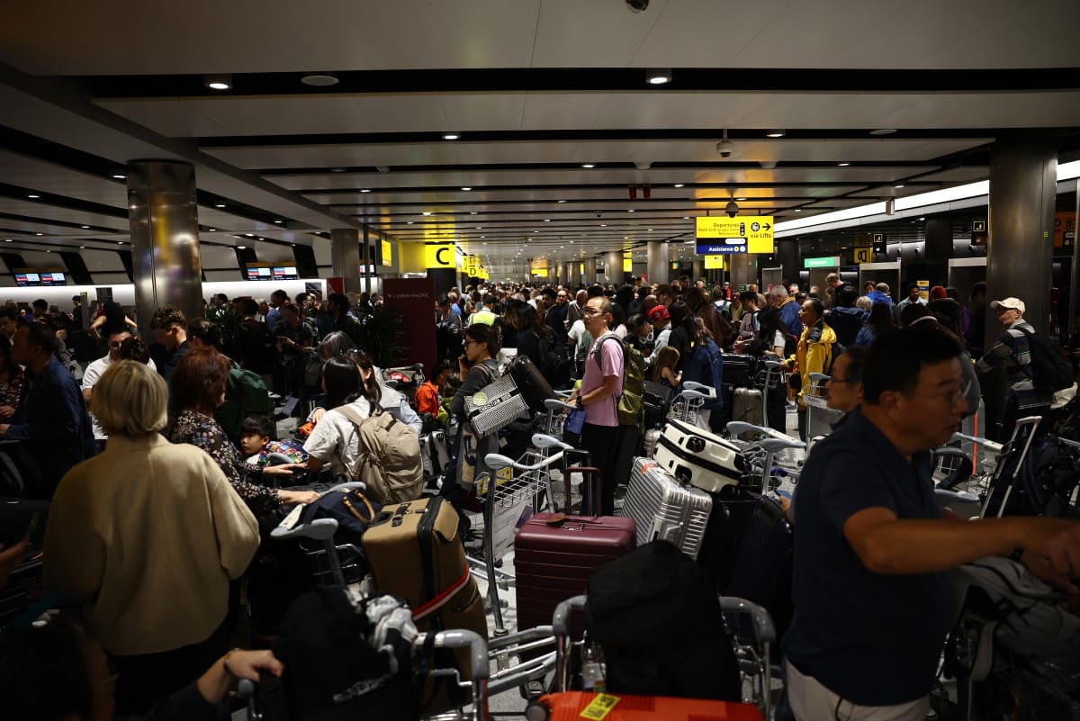 Passengers whose flights are delayed are waiting at Terminal 3 of London Heathrow Airport, UK on September 8, 2026. Photo: AFP