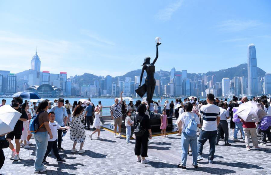 Tourists on the Star Avenue in Hong Kong (China) on October 3, 2024. Photo: Xinhua
