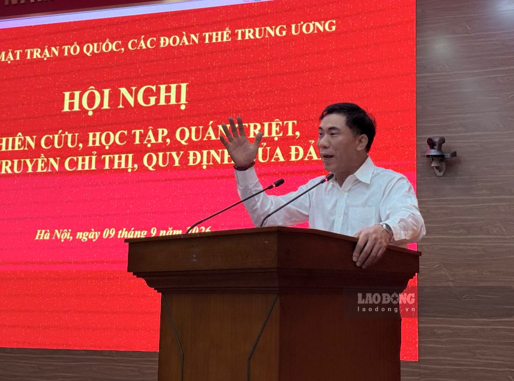 Đồng chí Đoàn Văn Báu - Ủy viên Ban Thường vụ, Vụ trưởng Vụ Lý luận chính trị, Ban Tuyên giáo Trung ương triển khai Quy định số 19-QĐ/TW, ngày 8.4.2026 của Ban Chấp hành Trung ương về công tác chính trị, tư tưởng trong Đảng. Ảnh: Trà My