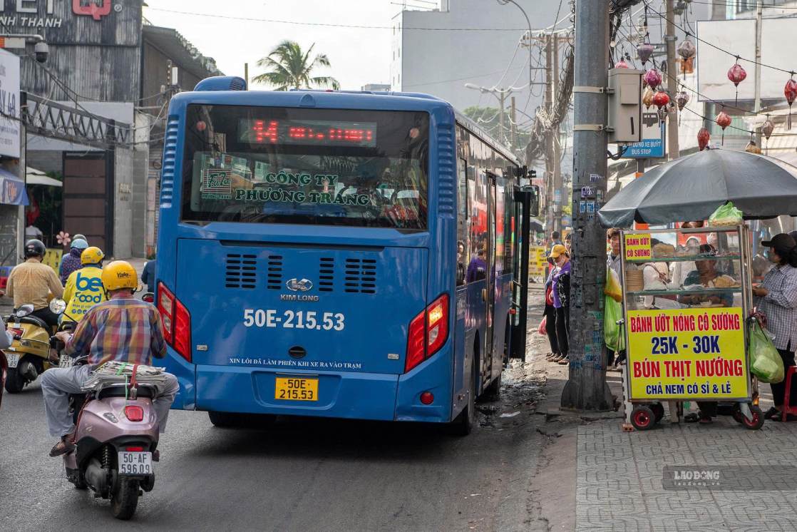 Không chỉ mặt đường nhỏ hẹp, tình trạng buôn bán trên vỉa hè, hàng rong còn khiến các điểm dừng xe buýt và lối đi bộ trở nên chật chội. Ảnh: Thái Bảo (ảnh được chụp ngày 8.9.2026)