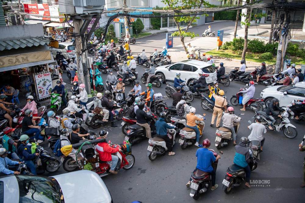 Những tuyến hẻm có trường học và các tuyến đường kết nối xung quanh thường xuyên xảy ra ùn tắc. Ảnh: Thái Bảo (ảnh được chụp ngày 8.9.2026)