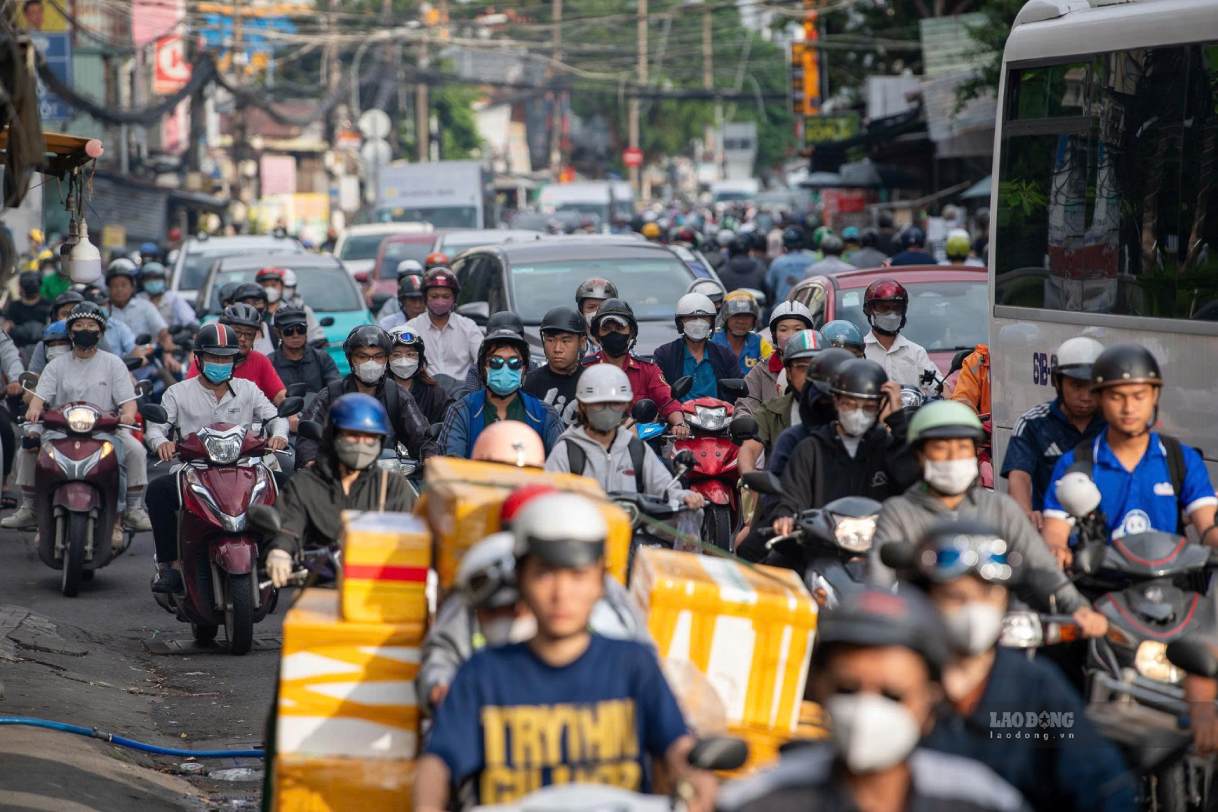 Continuous traffic jams on a road less than 2 km long, Ho Chi Minh City considers expansion. Photo: Thai Bao (photo taken on September 8, 2026)