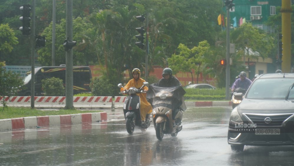 Cold air is coming, causing widespread thunderstorms in the North. Photo: Minh Chinh
