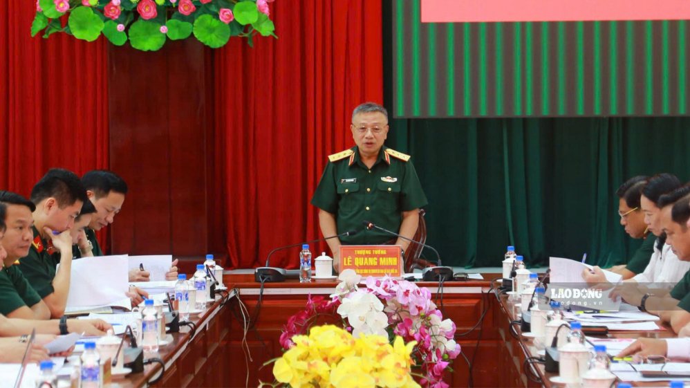 Senior Lieutenant General Le Quang Minh - Head of the working delegation of the National Steering Committee 515 speaks to direct. Photo taken on September 9, 2026 at the Military Command of Vinh Long province. Photo: Hoang Loc
