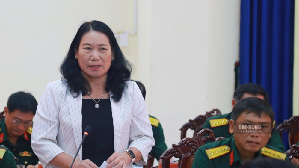 Bà Nguyễn Thị Bé Mười báo cáo tiến độ tìm kiếm, quy tập và xác định danh tính hài cốt liệt sĩ. Ảnh chụp ngày 9.9.2026 tại Ban Chỉ huy Quân sự tỉnh Vĩnh Long. Ảnh: Hoàng Lộc