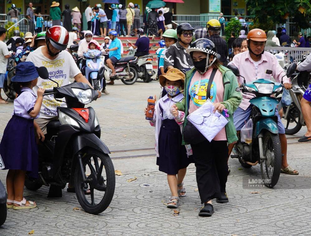 Parents of Nguyen Van Troi Elementary School pick up their children at noon on September 8th because the school had not had time to organize semi-boarding. Photo: Chan Phuc