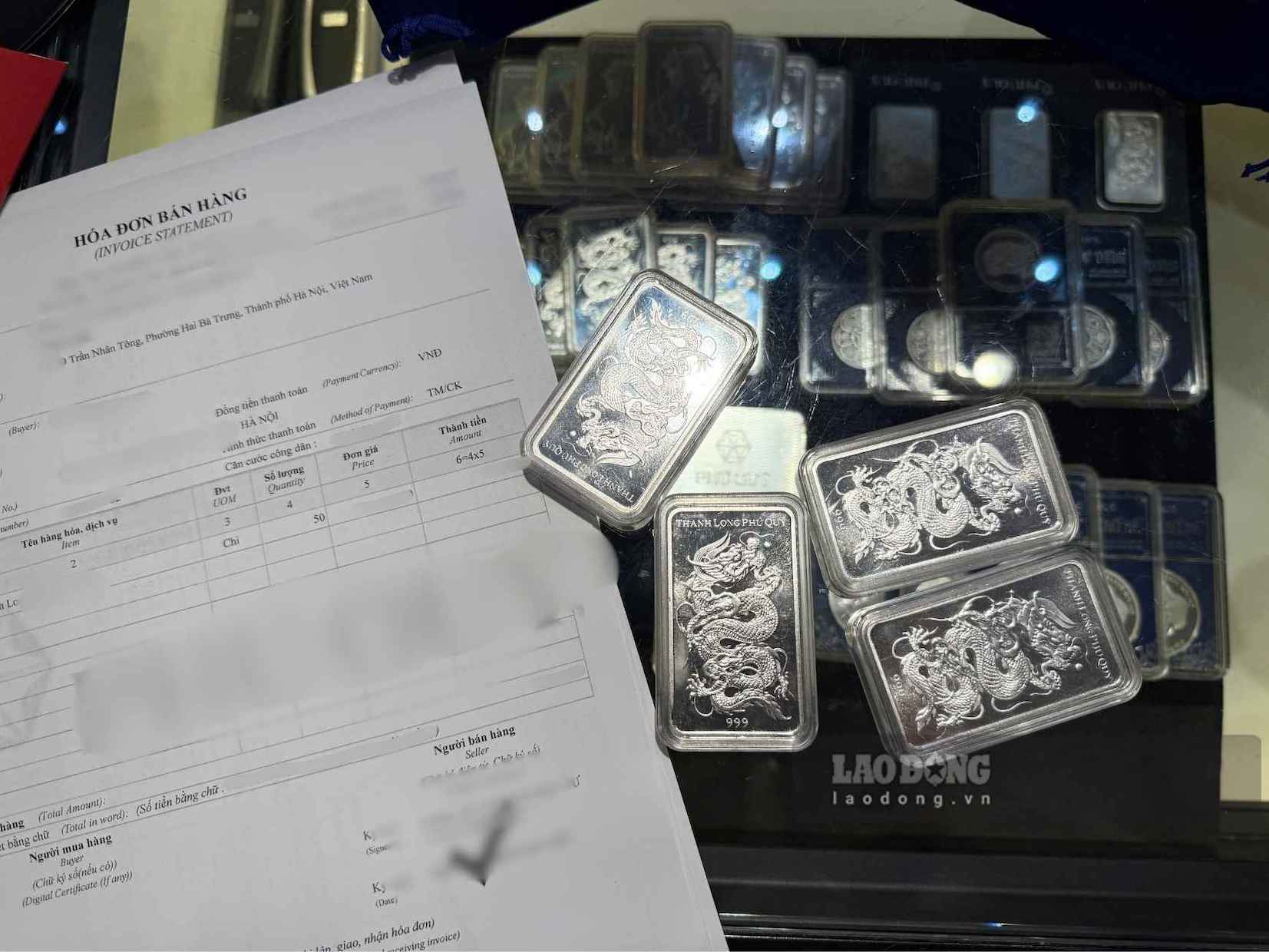 Fluctuating silver prices make buyers carefully consider before each transaction. Photo: Phuong Anh (taken September 9, 2026)