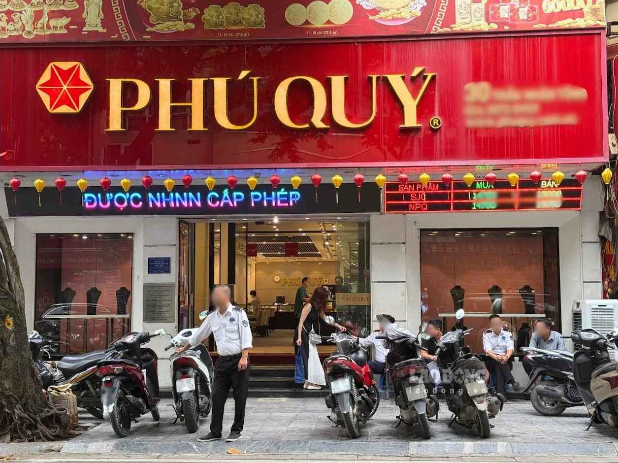 Ghi nhận sáng 9.9, một số cửa hàng bạc ở Hà Nội không còn cảnh khách xếp hàng, lượng người đến giao dịch thưa hơn. Ảnh: Phương Anh