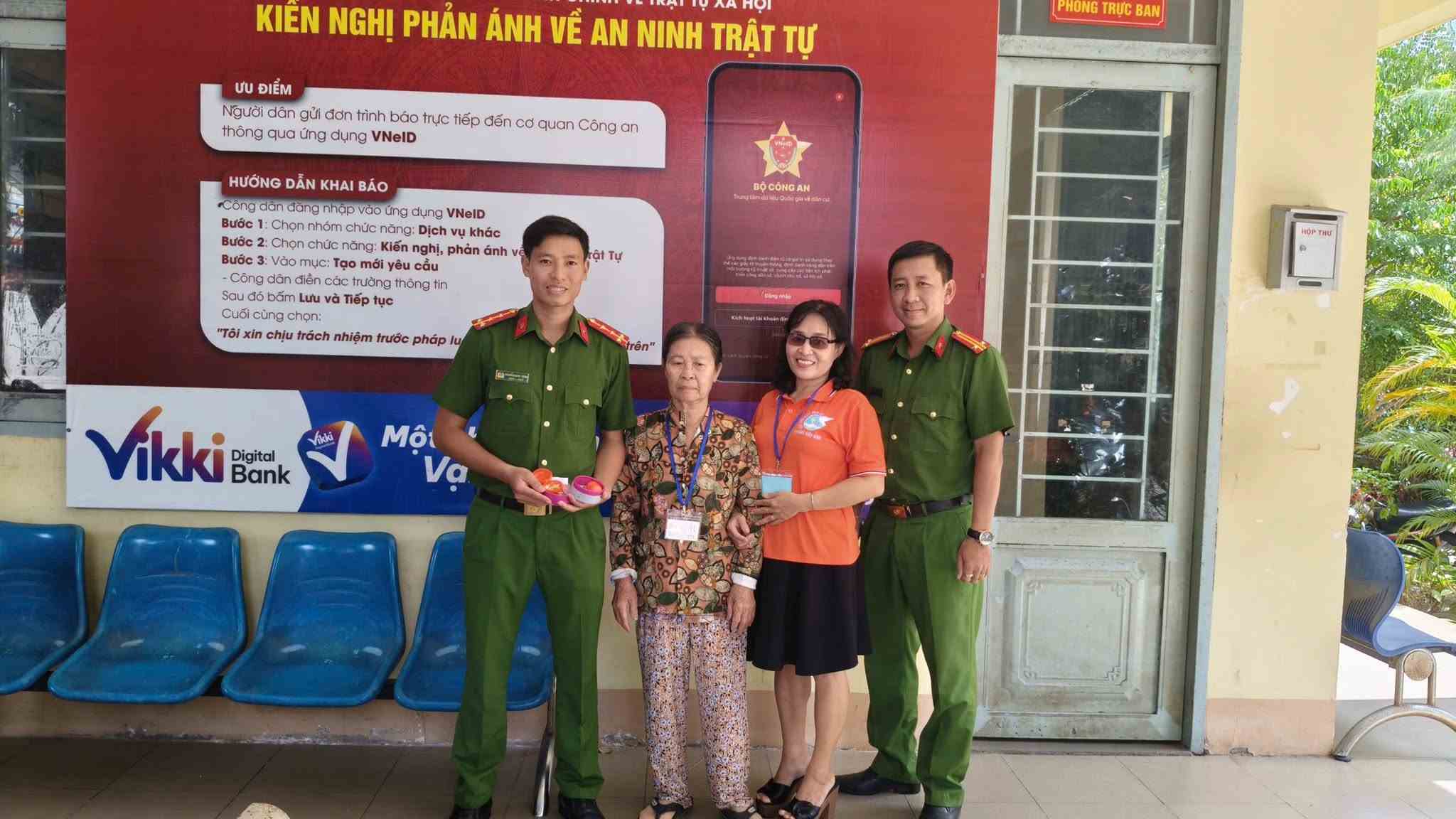 Old woman picking up scrap in Ho Chi Minh City returns gold bag to person who mistakenly threw it in the trash on September 8. Photo: Hiep Binh Ward Police