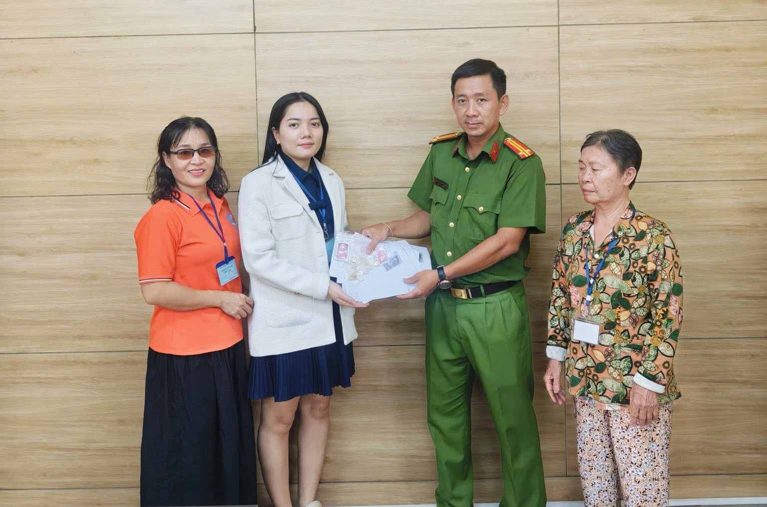 Bà Nguyễn Thị Mùi (bìa phải) chủ động bàn giao toàn bộ số vàng nhặt được cho công an để trả lại người đánh mất hôm ngày 8.9. Ảnh: Công an phường Hiệp Bình