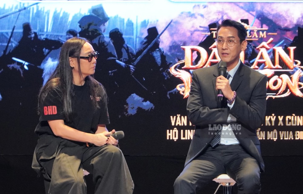 Hua Vi Van (right) participates in the workshop "Developing the Culture and Cinema Industry associated with Tourism and Heritage Preservation" on September 9 in Ho Chi Minh City. Photo: Mai Anh