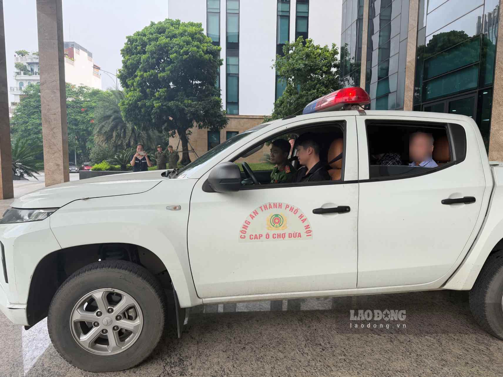 Hộ dân sau khi nhận tiền đền bù được lực lượng công an phường hỗ trợ di chuyển đến trụ sở ngân hàng ngày 9.9. Ảnh: Hoài Anh