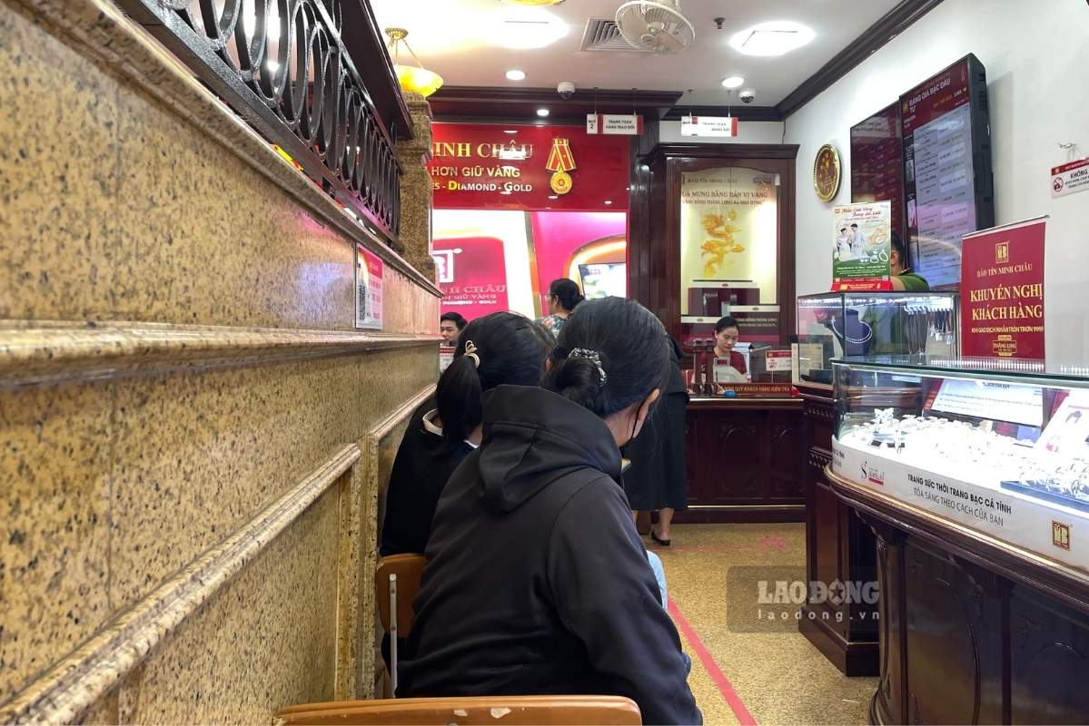 As of 9:35 am on September 9, gold trading stores traded stably amid a sharp drop in gold prices. Photo: Bao Anh