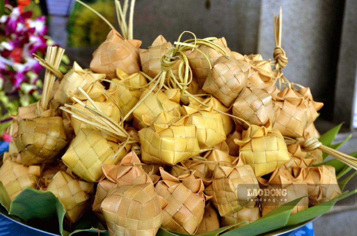 Ca-tum cake, a specialty dish of the Khmer people in That Son region, An Giang, will be treated by the pagoda at the Ro Pagoda Bull Racing Festival in 2026. Photo: Thanh Mai